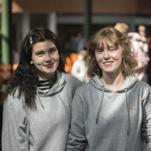 - Vissa yrkesskolestuderande måste skaffa sina egna verktyg. Det kan bli ganska dyrt, säger Cassandra Sundberg (t.v.). Studiekamraten Jannika Blomqvist håller med. Två flickor ser in i kameran. I bakgrunden syns en skolmatsal.