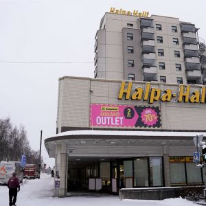 Halpa-Halli i hörnet av Vasaesplanaden och Stationsgatan i Vasa.