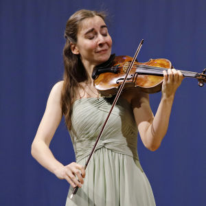 Armenialainen Diana Adamyan soittaa. Sibelius-viulukilpailu 2022, alkuerä 2/6.