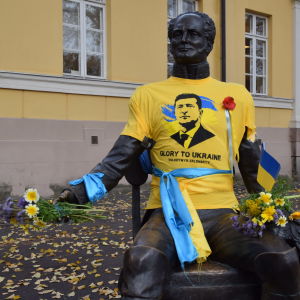 Skulptur klädd i Ukrainas färger.