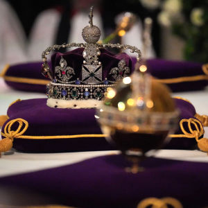 De brittiska riksregalierna, Imperial State Crown-kronan, riksäpplet och spiran, på kuddar på altaret i St George's Chapel i Windsor.