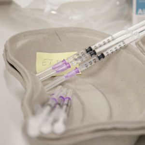 Hittills har Pfizer-Biontechs vaccin getts åt amerikanska 16-åringar och äldre. Vaccinsprutor i ett pappkärl. Sprutorna innehåller Pfizer-Biontechs vaccin.