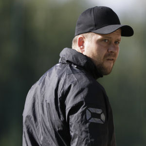 Niko Kalliokoski tog över tränaransvaret i KPV efter den omsusade veckan med Miika Juntunen vid rodret. Niko Kalliokoski blickar bakåt.