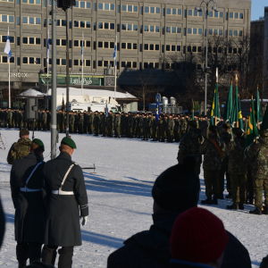 Militärer uppställda på Vasa torg.