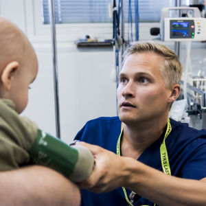 Mikko Viitanen työskentelee kiertävänä sairaanhoitajana lastenosastoilla.