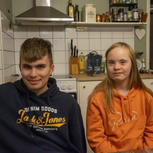 En pojke och en flicka i ett kök.
