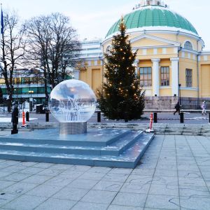 En jättelik snöglob med en julgran i bakgrunden på Salutorget i Åbo.
