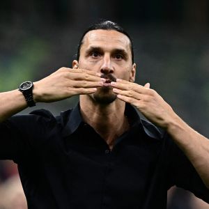 Zlatan Ibrahimovic hyllades av Milans supportrar i samband med den  sista ligamatchen mot Hellas Verona på söndagen. 