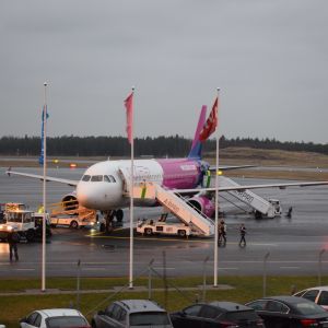 Wizz airin kone Turun lentokentällä.