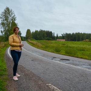 Christel Björkstrand står vid en djup grop i vägen