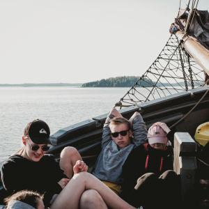 Lukiolaiset rentoutuvat Kaljaasi Olgan kannella kotimatkalla Turkuun.