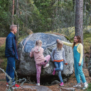 Egenland-ohjelman juontajat Hannamari Hoikkala ja Nicke Aldén ovat metsässä seuranaan tytöt Nellie ja Mea Wallden. Heidän keskellään on suuri kivi, josta on osa hiottu sileäksi.