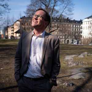 Ola Alterå från klimatpolitiska rådet kisar upp mot solen. Står i en park.