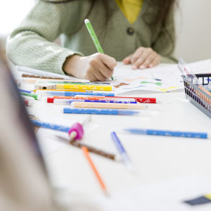 Oppilas värittää tussilla piirrustusta oppitunnilla.