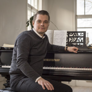 Tuomas Katalaja, oopperalaulaja kotonaan hämeenlinnssa