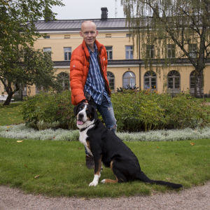 Henkilökuvassa näyttelijä Marcus Groth ja hänen koiransa.