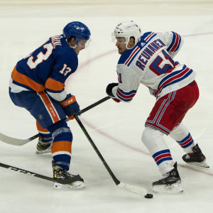 Tarmo Reunanen försöker få stopp på stjärnan Mathew Barzal i New York-derbyt. Tarmo Reunanen försöker få stopp på stjärnan Mathew Barzal i New York-derbyt.