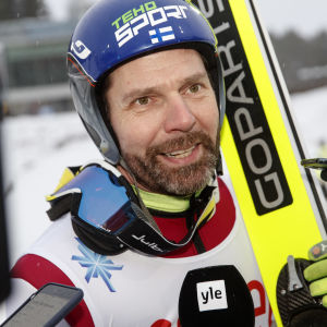Janne Ahonen naureskeli palkintojenjaossa.