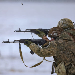Två ukrainska soldater under en skjutövning
