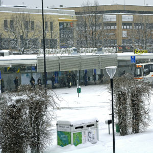 Busstationen i Borgå intäkt i snöfall.