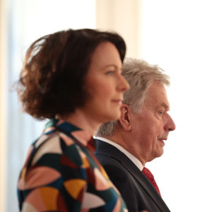 Jenni Haukio ja Sauli Niinistö  ottavat vastaan perinteiset joulutervehdykset Mäntyniemessä.
