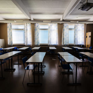 Kuvassa on tyhjä luokkahuone Hyvinkäällä elokuussa 2020.
