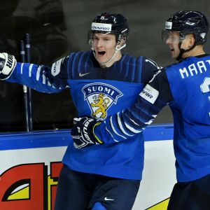 Lejonen har både vunnit och förlorat i VM-matcherna hittills. Anton Lundell firar mål.