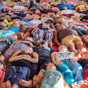 Ihmisiä makaa maassa Natural High Healing -festivaalilla Uudessakaupungissa