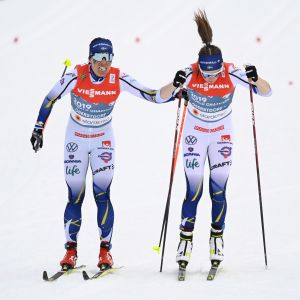 En trött Charlotte Kalla skickar ut Ebba Andersson på den tredje sträckan. Sverige hade då 1 minut och 39 sekunder upp till ledande Norge. En trött Charlotte Kalla skickar ut Ebba Andersson på den tredje sträckan. Sverige hade då 1 minut och 39 sekunder upp till ledande Norge.
