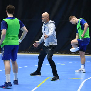 Tränaren Ola Lindgren ger spelarna instruktioner på handbollslandslagets träningar.