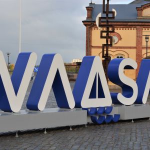 Vasa stads logo nere vid vattnet.