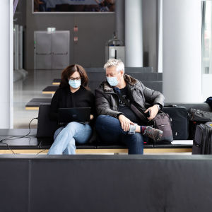 Anna ja István Galik Unkarista ovat matkalla Tallinnaan. Anna tutkistelee läppäriään, István seuraa.