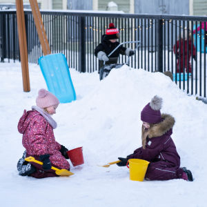 Lapsia päiväkodin pihalla Oulussa