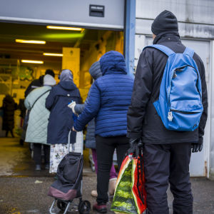 Helsingin Myllypuron elintarvikejakelussa jonottavia ihmisiä
