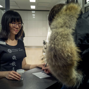 Adam brukar donera en eller två gånger per vecka. Det krävs 48 timmars avhållsamhet före varje donation. Anonym spermadonator får donationsburk av medarbetare på spermabank.
