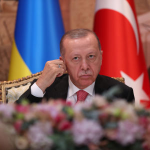Recep Tayyip Erdogan pitelee korvaansa.