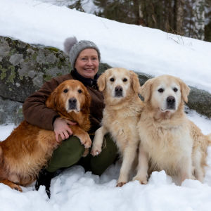 Heidi Karves ja kolme kultaistanoutajaa.