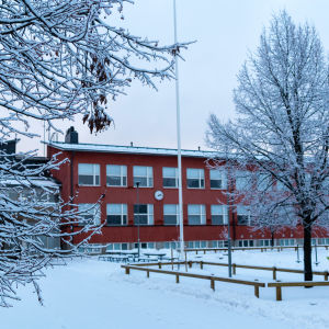 Ruotsinkielisen alakoulun, Kvarnbackens skolan, luminen piha Porvoossa.