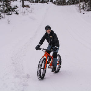 John Björkskog visar prov på hur det går att cykla med en fatbike i skidspåret. John Björkskog cyklar med tjockcykel i skidspår i Lovisa