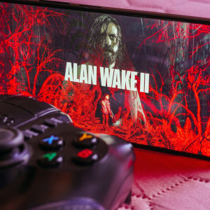 Alan Wake II -peli kännykän näytöllä.