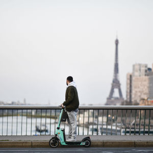 Mies ajaa Tier-yhtiön lainattavalla sähköpotkulaudalla Pariisissa marraskuussa 2022.