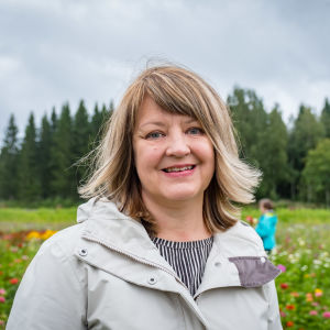 Kukkakuhhausta Egenlandille ehdottanut Raita Joutsensaari kukkapellon laidalla. 