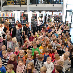 Barnjuryn i Borgå stadsbibliotek 06.02.20 i samband med Runeberg-junior prisutdelningen.
