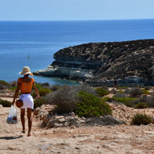 Turist på väg att besöka Kaninstranden på Lampedusa.