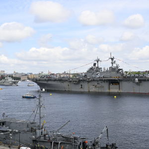 USS Kearsarge sota-alus Tukholman edustalla.