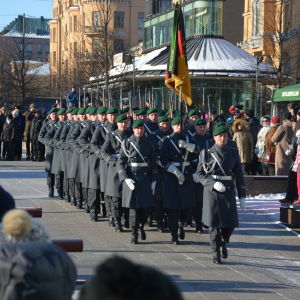 Tyska militärer marscherar på Vasa torg.
