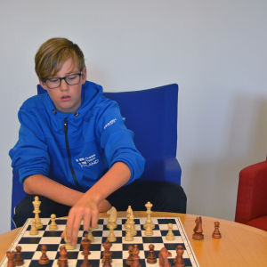 Viktor Kulmala spelar schack.