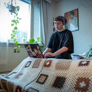 Vilma Heino tietokoneen äärellä