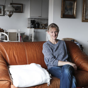 - Det kändes helt hemskt att de inte kände min pappa och hans situation, vad som helst kunde ha hänt honom, säger Jeannette Lundell. En kvinna sitter på en lädersoffa. Hon ser in i kameran. Hon ler men ser ändå allvarlig ut.