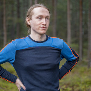 Man i löptröja i skog